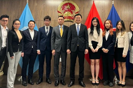 Thứ trưởng Ngoại giao Phạm Quang Hiệu và Đoàn công tác làm việc với đại diện Hội Thanh niên, Sinh viên Việt Nam tại New York.