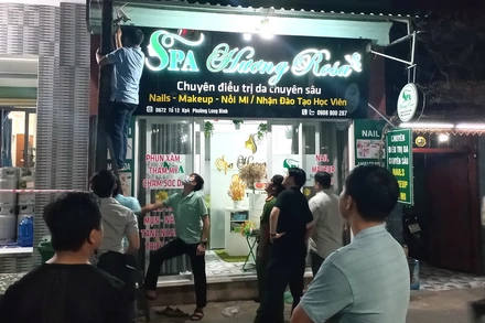 Lực lượng Công an tỉnh Đồng Nai khám nghiệm hiện trường trong tối 23/3.