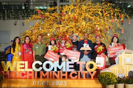 Những hành khách được chào đón tại sân bay Tân Sơn Nhất.