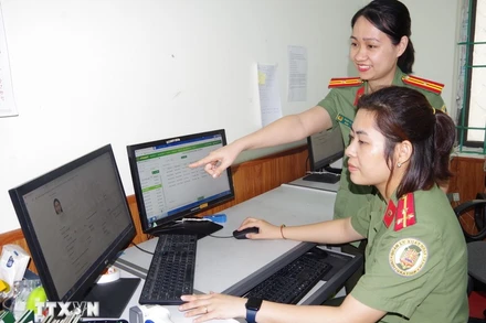 Cán bộ, chiến sĩ Phòng Quản lý xuất nhập cảnh, Công an tỉnh Hà Nam, tiếp nhận hồ sơ đăng ký đề nghị cấp hộ chiếu phổ thông của công dân trên cổng dịch vụ công trực tuyến. (Ảnh: Thanh Tuấn/TTXVN)