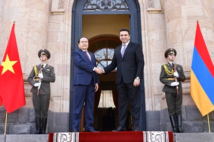 Chủ tịch Quốc hội Armenia Alen Simonyan đón Chủ tịch Quốc hội Trần Thanh Mẫn. (Ảnh: TTXVN)