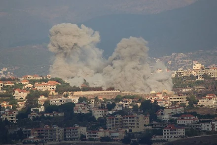 Khói bốc lên sau cuộc không kích của Israel xuống Khiam, Liban. (Ảnh: THX/TTXVN)