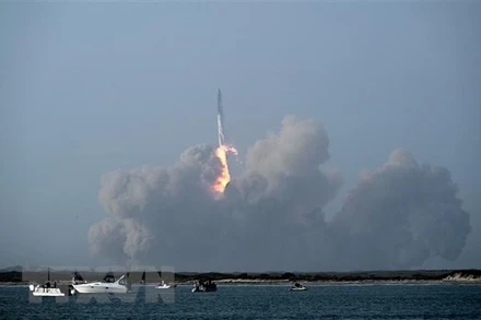 Tàu vũ trụ Starship thế hệ mới được phóng từ Sân bay vũ trụ Starbase của SpaceX ở Boca Chica, bang Texas, Mỹ. (Ảnh: AFP/TTXVN)