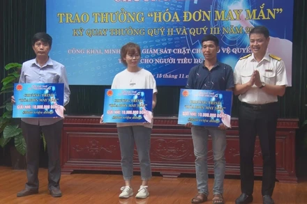 Trao giải Nhất và giải Nhì cho người trúng giải.