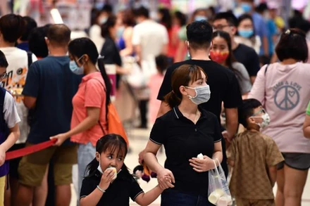 Nhiều trẻ em được cha mẹ, ông bà cho đến vui chơi, mua sắm tại các trung tâm thương mại.