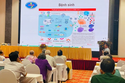 GS,TS Nguyễn Văn Kính đang báo cáo Tổng quan về Covid-19 và hậu Covid-19.
