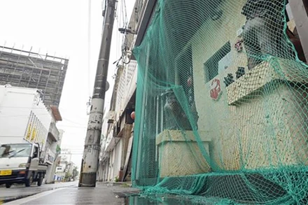 Cửa một nhà hàng được che chắn bằng lưới nhằm ứng phó bão Mawar tại Miyakojima, tỉnh Okinawa (Nhật Bản) hồi tháng 6. (Ảnh: Kyodo/TTXVN)