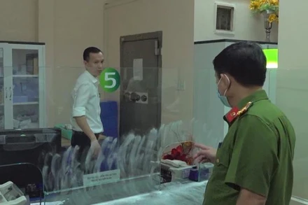 Công an khám nghiệm hiện trường bên trong Phòng giao dịch Tam Phước sau vụ cướp.