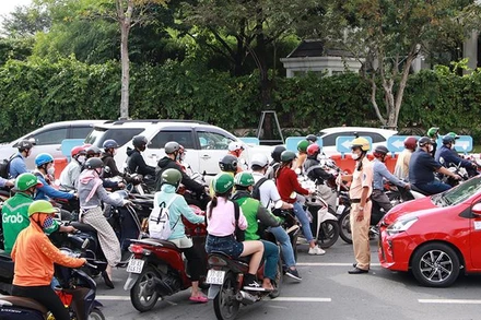 Cảnh sát giao thông có mặt từ sớm ở khu vực dưới chân cầu Sài Gòn để điều tiết phương tiện lưu thông.