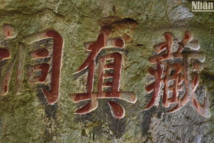 Ma nhai Linh Nham Động, ngự bút vua Minh Mạng ngự chế vào năm 1837.