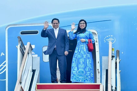 Thủ tướng Phạm Minh Chính và Phu nhân cùng Đoàn đại biểu cấp cao Việt Nam tới sân bay quân sự Seongnam (thủ đô Seoul) bắt đầu chuyến thăm chính thức Hàn Quốc. 