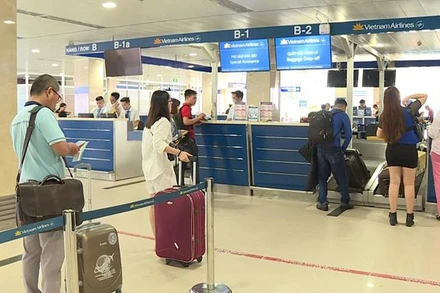 Hành khách ký gửi hành lý tại một sân bay nội địa.