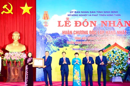 Thừa ủy quyền của Chủ tịch nước, đồng chí Nguyễn Thị Thu Hà, Ủy viên Trung ương Đảng, Bí thư Tỉnh ủy, Trưởng Đoàn đại biểu Quốc hội tỉnh Ninh Bình trao tặng Huân chương Độc lập hạng Nhất cho Sở Nông nghiệp và Phát triển Nông thôn Ninh Bình.