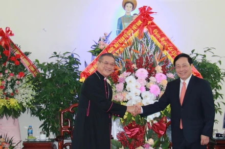Đồng chí Phạm Bình Minh, Ủy viên Bộ Chính trị, Phó Thủ tướng Thường trực Chính phủ, chúc mừng Giám mục Giáo phận Bùi Chu nhân dịp Giáng sinh và năm mới 2023.