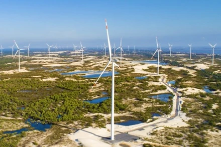 Trang trại điện gió BT1 trên vùng cát ven biển phía nam tỉnh Quảng Bình.