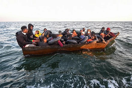 Người di cư chờ được giải cứu trên Địa Trung Hải. (Ảnh: AFP/TTXVN)