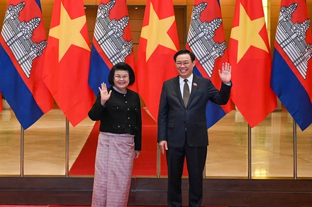 Chủ tịch Quốc hội Vương Đình Huệ và Chủ tịch Quốc hội Campuchia Samdech Khuon Sudary tại lễ đón. (Ảnh: DUY LINH)