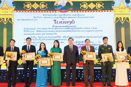 Khen thưởng các tập thể, cá nhân đã có thành tích góp phần vun đắp mối quan hệ hữu nghị giữa 3 tỉnh: Quảng Trị, Savannakhet, Salavan.