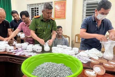 Lực lượng công an thu giữ số ma túy tổng hợp.