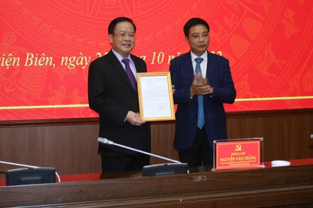 Đồng chí Nguyễn Văn Thắng, Ủy viên Trung ương Đảng, Bộ trưởng Giao thông vận tải trao quyết định giao điều hành cho đồng chí Mùa A Sơn.