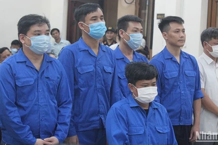 Các bị cáo tại phiên tòa xét xử.