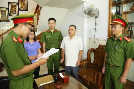 Cơ quan chức năng thực hiện lệnh bắt tạm giam Lê Tự Trị tại nhà riêng, khu phố 5, phường Phú Lâm, thành phố Tuy Hòa, tỉnh Phú Yên. (Ảnh: Công an tỉnh Ninh Thuận)