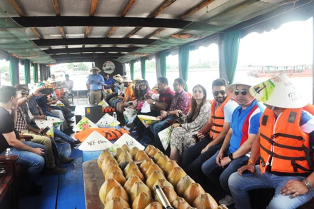 Du khách đi thuyền tham quan dọc sông Tiền (thành phố Mỹ Tho, tỉnh Tiền Giang).