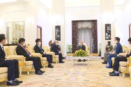 Đoàn Ủy ban Trung ương Mặt trận Tổ quốc Việt Nam yết kiến Quốc vương Campuchia Norodom Sihamuni.