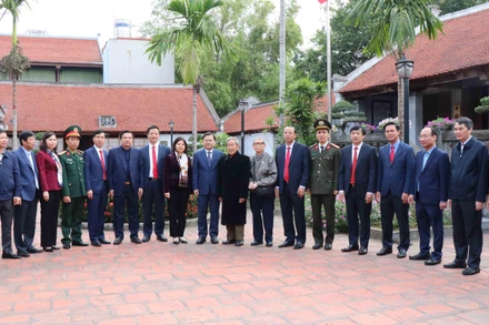 Các đại biểu tham quan tại Nhà lưu niệm đồng chí Ngô Gia Tự.