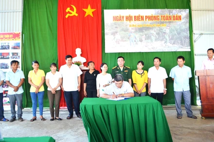 Đại diện các thôn đăng ký tham gia phong trào toàn dân tham gia bảo vệ chủ quyền lãnh thổ, an ninh biên giới quốc gia trong tình hình mới năm 2023.