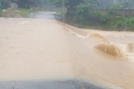 Một ngầm tràn ở phía tây Lệ Thủy bị ngập sâu, gây chia cắt giao thông.