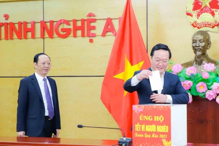 Các đại biểu ủng hộ chương trình "Tết Vì người nghèo - Quý Mão 2023".