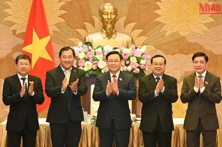 Chủ tịch Quốc hội Vương Đình Huệ và Chủ nhiệm Ủy ban Đối ngoại Quốc hội Lào Sanya Praseuth; Chủ nhiệm Ủy ban Đối ngoại, hợp tác quốc tế, thông tin và truyền thông Quốc hội Campuchia Sous Yara cùng các đại biểu tại buổi tiếp.