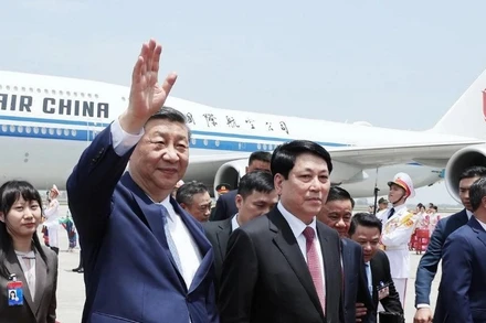 Tổng Bí thư, Chủ tịch nước Trung Quốc Tập Cận Bình đến Thủ đô Hà Nội, bắt đầu chuyến thăm cấp Nhà nước tới Việt Nam. (Ảnh: TTXVN)