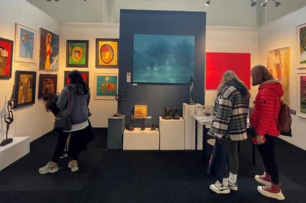 Phòng tranh Hanoi Art House (Anh) trưng bày tranh sơn mài, sơn dầu của các họa sĩ Thành Chương, Phương Bình, Bùi Trọng Dư, Hoàng Đức Dũng, Lê Thanh Sơn, Dương Sen. (Ảnh: TTXVN)