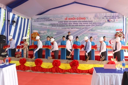 Các đại biểu thực hiện nghi thức khởi công xây dựng cầu Thống Nhất.