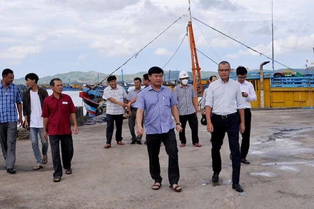 Ủy viên Trung ương Đảng, Bí thư Tỉnh ủy Phú Yên Phạm Đại Dương và đoàn công tác đi kiểm tra tình hình ứng phó bão Noru đối với tàu thuyền và bè nuôi thủy sản ở vịnh Xuân Đài (thị xã Sông Cầu). (Ảnh: ANH NGỌC)