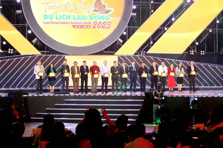 Lãnh đạo tỉnh Lâm Đồng trao bảng vàng vinh danh nhà tài trợ, các đơn vị đồng hành.