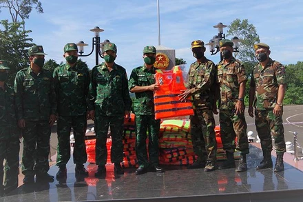 Đồn Biên phòng Cửa khẩu Lệ Thanh tặng áo phao cho Tiểu đoàn 2.