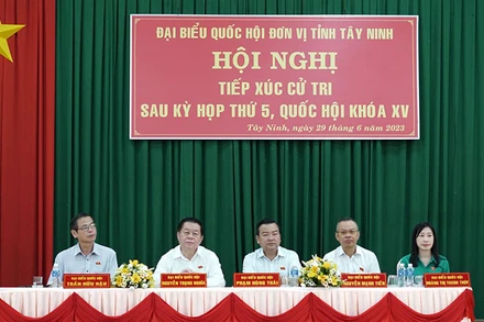 Đồng chí Nguyễn Trọng Nghĩa, Bí thư Trung ương Đảng, Trưởng Ban Tuyên giáo Trung ương tiếp xúc cử tri. 