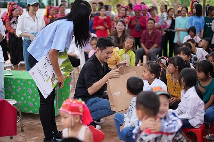 Đại diện Uniqlo cùng H'Hen chung tay mang đến thêm niềm vui tựu trường cho các em nhỏ qua các món quà thiết yếu