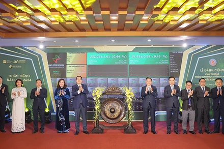 Thứ trưởng Nguyễn Đức Chi thực hiện nghi thức đánh cồng khai trương giao dịch chứng khoán năm 2024.