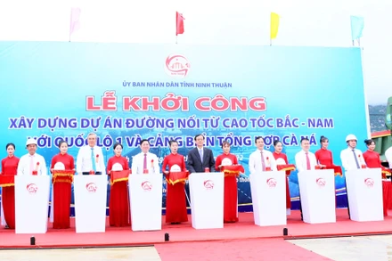 Các đồng chí lãnh đạo tỉnh Ninh Thuận cùng chủ đầu tư, nhà tài trợ và nhà thầu nhấn nút phát lệnh khởi công dự án.