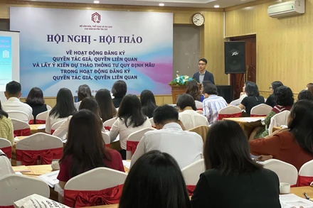 Các đại biểu trao đổi tại hội thảo.