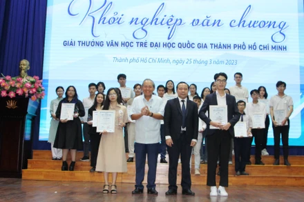 Ban tổ chức trao giải cho các thí sinh đạt giải nhất ở các hạng mục: Thơ, Tản văn, Truyện ngắn.