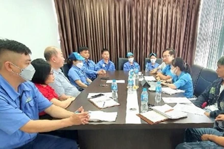 Buổi làm việc giữa lãnh đạo Công đoàn Khu kinh tế Hải Phòng với đại diện lãnh đạo và người lao động Công ty liyama Seiki ngày 26/9. (Nguồn: TTXVN/cand)
