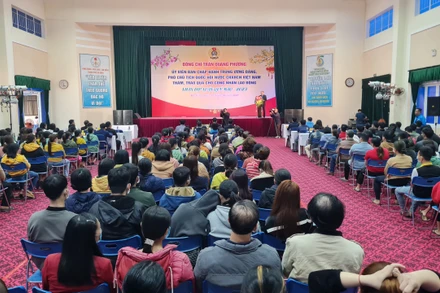 Phó Chủ tịch Quốc hội Trần Quang Phương trò chuyện, động viên công nhân lao động nghèo tại Đà Nẵng.