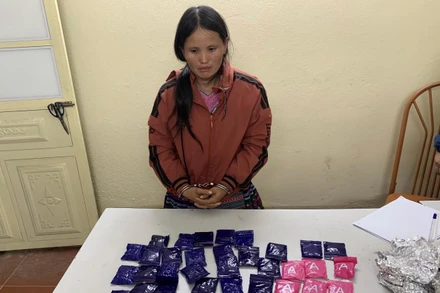 Đối tượng Tráng Thị Sò cùng tang vật.