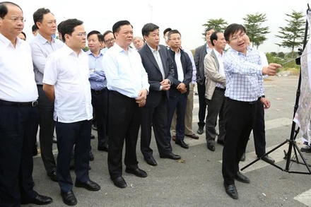 Đồng chí Đinh Tiến Dũng khảo sát thực địa và nghe báo cáo tiến độ triển khai dự án đường Vành đai 4-Vùng Thủ đô đoạn qua tỉnh Bắc Ninh.