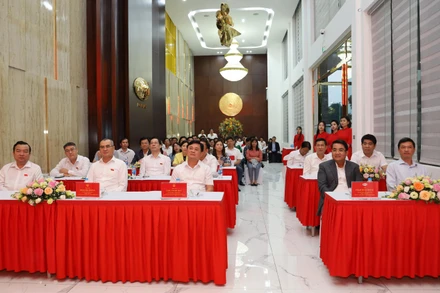 Đoàn đến thăm và làm việc với Công ty cổ phần Kỹ thuật Công nghiệp Á Châu.